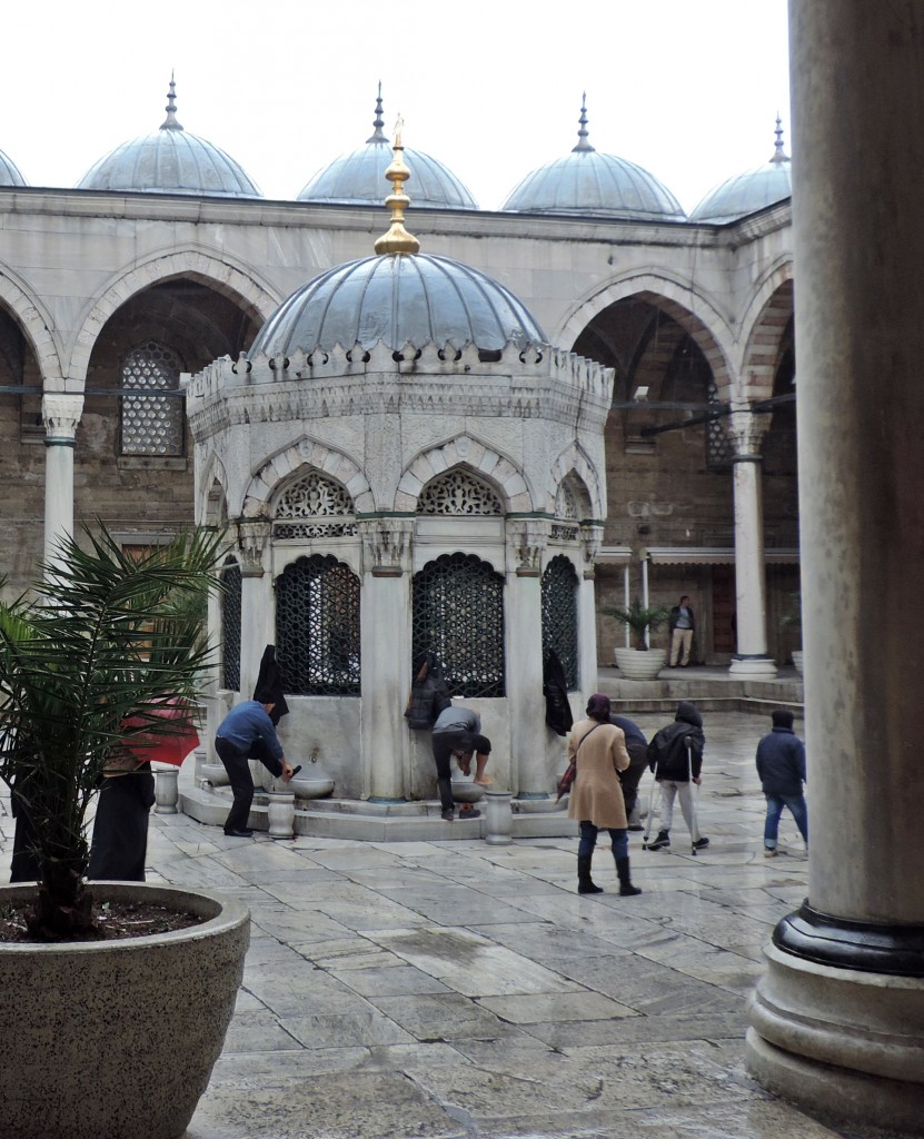 Moschee Innenhof Regen